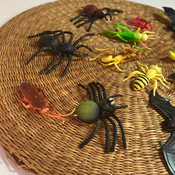 Halloween Lot of Creepy Crawlies Decorative Insects - Picture 4 of 5